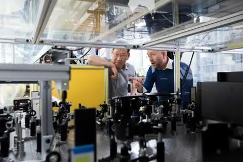 Laboritories, welders, welding equipment, gas cylinder lift device